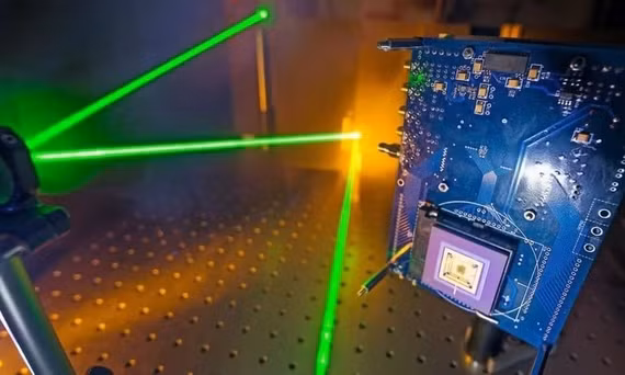 Công nghệ lượng tử (Quantum) được dự báo sẽ tạo ra làn sóng chấn động mạnh mẽ hơn cả AI. (Ảnh minh họa)