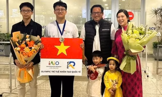 Trần Thuận Hiếu (thứ hai từ trái qua) vừa xuất sắc giành được học bổng toàn phần trị giá khoảng 12 tỷ đồng tại Đại học Chicago (Mỹ).