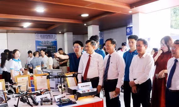 Các đại biểu tham quan các gian hàng và trải nghiệm các công nghệ tại không gian trưng bày, triển lãm công nghệ và dự án khởi nghiệp được tổ chức tại Trường Đại học Vinh, mở cửa trong 03 ngày từ 20-22/10/2026. Ảnh: Phan Quỳnh