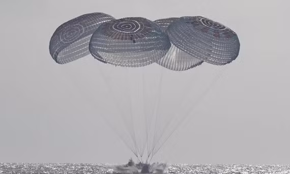 Tàu Crew Dragon Freedom hạ cánh xuống biển. Ảnh: NASA