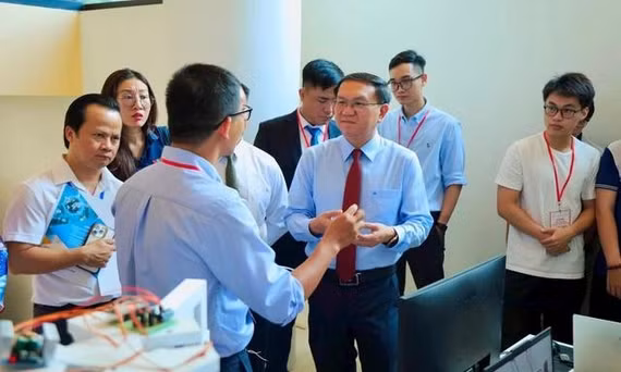 Giám đốc Sở Khoa học và Công nghệ TP.HCM Lâm Đình Thắng tại gian hàng công nghệ trong khuôn khổ Techmart 2026.