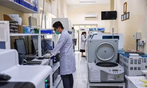Bác sĩ, nhân viên y tế Viện Pasteur TP HCM nghiên cứu, xét nghiệm. Ảnh: Hữu Danh - Quỳnh Trần.