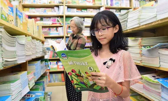 Học sinh và phụ huynh TP.HCM chọn sách giáo khoa cho năm học mới - Ảnh: DUYÊN PHAN