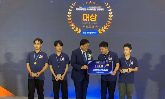 Đội CyberCh1ck nhận giải vô địch bảng B cuộc thi HackTheon Sejong 2026. Ảnh: NM
