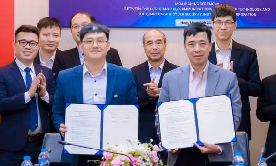 Đại diện Học viện Công nghệ Bưu chính Viễn thông và Viện Quantum AI & Cyber Security ký kết biên bản ghi nhớ hợp tác.
