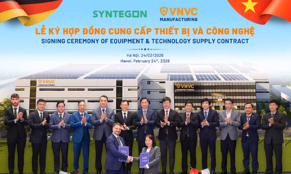 Bà Trần Thị Hồng Thủy - Giám đốc Nhà máy Vaccine và Sinh phẩm VNVC và ông Florian Blobel - Giám đốc Kinh doanh Syntegon Pharma Liquid khu vực Châu Á - Thái Bình Dương ký kết hợp tác. Ảnh: VGP/Thế Vinh