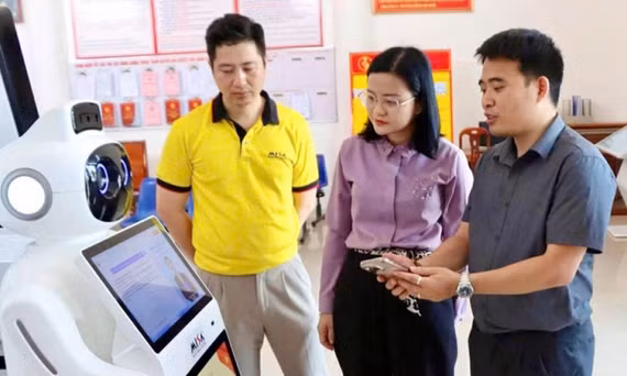 Robot lễ tân thông minh góp phần nâng cao chất lượng phục vụ người dân, doanh nghiệp tại xã Võ Nhai.