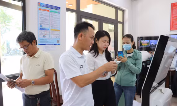 Mô hình “Hẹn giờ giao dịch trực tuyến kết hợp AI chatbot 24/7” tại UBND phường Hòa Khánh giúp người dân linh hoạt sắp xếp thời gian, không cần chờ đợi tại chỗ. Ảnh: QUỐC KHÁNH