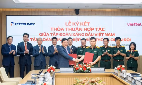 Phó Tổng giám đốc Viettel Cao Anh Sơn và Phó Tổng giám đốc Petrolimex Nguyễn Ngọc Tú ký thỏa thuận hợp tác với sự chứng kiến của lãnh đạo hai Tập đoàn.