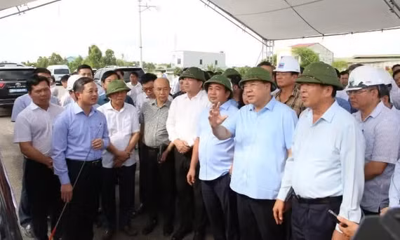 Phó Thủ tướng Thường trực Chính phủ và Đoàn công tác kiểm tra nút dự án đường vành đai 4.