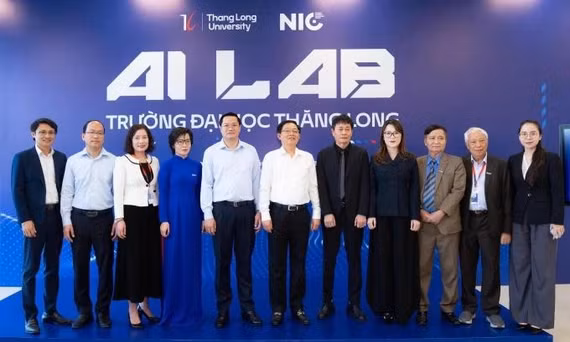Phó thủ tướng Hồ Quốc Dũng (ở giữa) tại lễ khai trương AI Lab của Trường đại học Thăng Long. Ảnh: NIC.