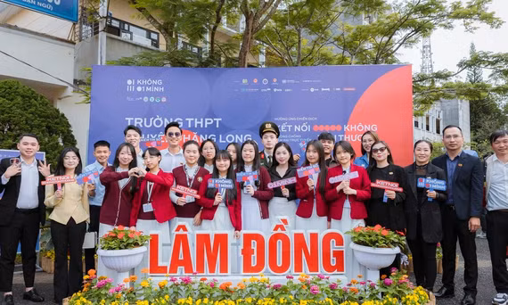 Học sinh Trường THPT chuyên Thăng Long Đà Lạt sôi nổi tham gia chiến dịch "Không một mình" năm 2026 ẢNH: BTC