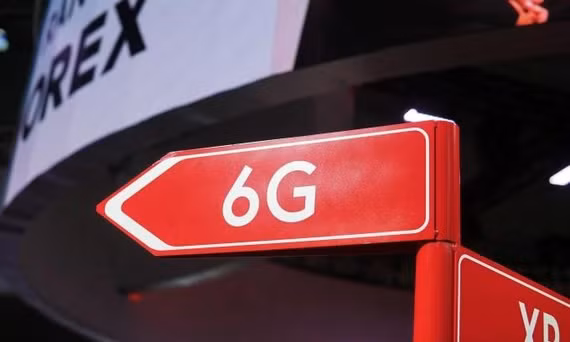 Biển hiệu chỉ dẫn tới khu trải nghiệm mạng 6G của một nhà mạng tại sự kiện MWC 2023. Ảnh: Lưu Quý.