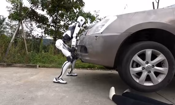 Robot H2-X đủ mạnh để nâng đầu ô tô nhằm giải cứu người bị mắc kẹt bên dưới (Ảnh cắt từ clip).