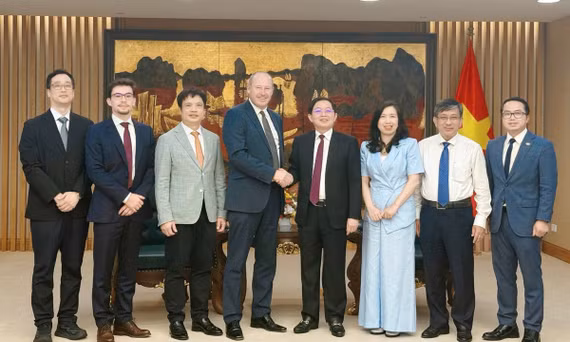 Phó Thủ tướng Hồ Quốc Dũng, Thứ trưởng Trần Trung Tính, ông Mark Armstrong cùng các đại biểu chụp hình lưu niệm.