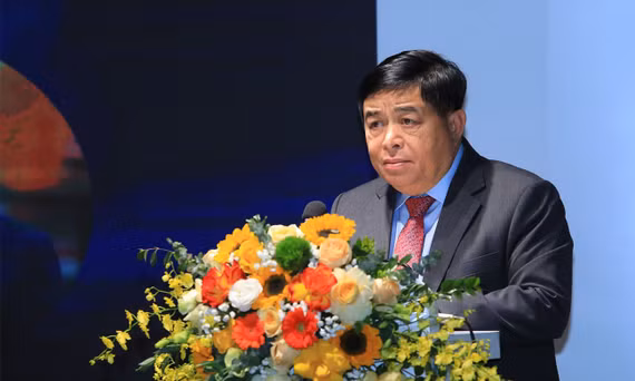 Phó Thủ tướng Nguyễn Chí Dũng phát biểu tại lễ khai trương Trung tâm Nghiên cứu & Phát triển (R&D) và Trung tâm Xuất sắc (Center of Excellence – COE) về Trí tuệ nhân tạo (AI) và Bản sao số (Digital Twin) chiều 8/1. Ảnh: BTC