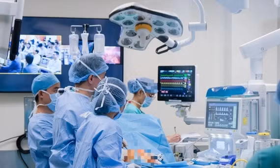 Ê kíp bác sĩ trong phòng phẫu thuật tại Bệnh viện FV (TP.HCM) ẢNH: BVCC