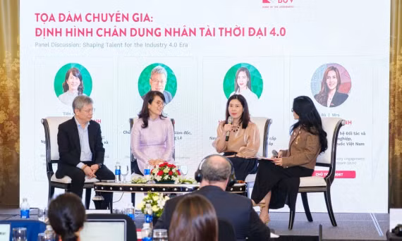 Bà Sylvia Andhini Putri, Trưởng phòng khối Giáo dục, Decision Lab trình bày phương pháp luận của trưởng nhóm nghiên cứu. (Ảnh: BUV)