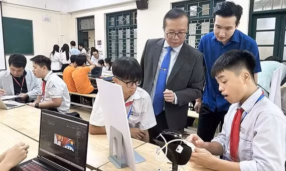 Đại diện Ban tổ chức tham quan khu vực tranh tài của các thí sinh tại Vòng chung kết Hội thi Tin học trẻ thành phố Hà Nội lần thứ 31.