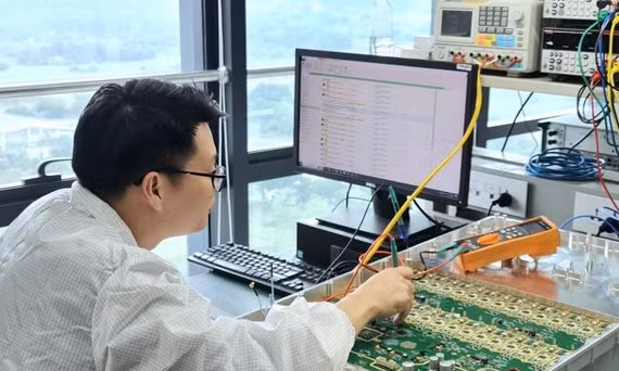 Kỹ sư đang thử nghiệm trạm gốc 5G do Việt Nam phát triển. Ảnh: Trọng Đạt.