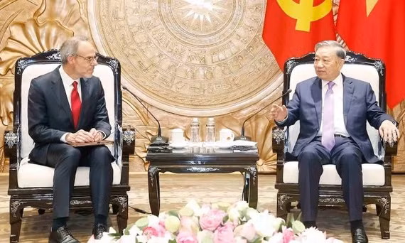 Tổng Bí thư, Chủ tịch nước Tô Lâm tiếp ông David Zapolsky, Phó chủ tịch cấp cao, Giám đốc Pháp lý và Quan hệ Toàn cầu tập đoàn Amazon, chiều 22/5. Ảnh: TTXVN.