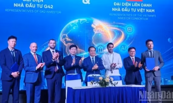 Tập đoàn công nghệ G42 cùng liên danh FPT Corporation và Việt Thái Group đã ký thỏa thuận hợp tác khung về phát triển năng lực AI có chủ quyền và hạ tầng điện toán đám mây tại Việt Nam.