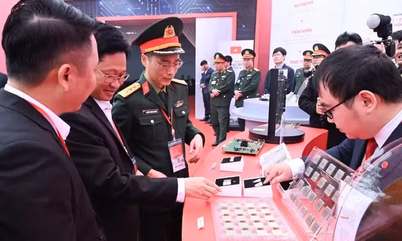 Trưng bày sản phẩm chip tại lễ khởi công nhà máy chế tạo chip bán dẫn công nghệ cao đầu tiên của Việt Nam do Viettel đầu tư xây dựng. (Ảnh: TRẦN HẢI)