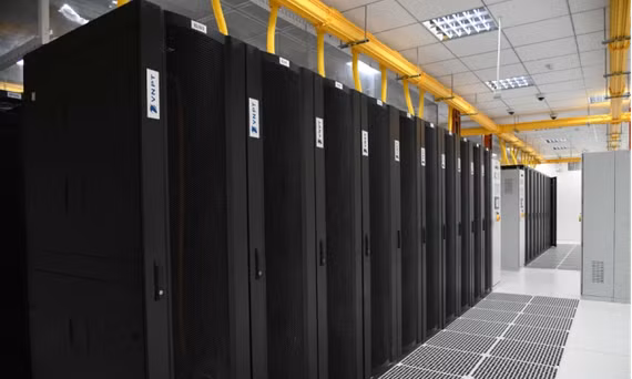 Hệ thống Hybrid cloud do VNPT Cloud cung cấp cho phép doanh nghiệp linh hoạt quản lý và sử dụng tài nguyên mạng.