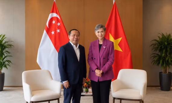 Bộ trưởng Bộ KH&CN Vũ Hải Quân và Bộ trưởng Bộ Phát triển số và Thông tin Singapore Josephine tại buổi tiếp.