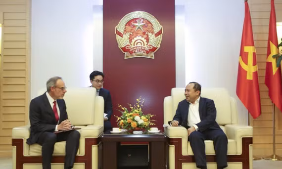 Bộ trưởng Vũ Hải Quân tiếp ông David Zapolsky - Phó Chủ tịch Cấp cao, Giám đốc Pháp lý và Đối ngoạiToàn cầu của Tập đoàn Amazon.