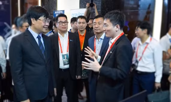 Đại tá, Tiến sĩ Nguyễn Hồng Quân, Thiếu tướng Nguyễn Tùng Hưng cùng đoàn đại biểu nghe giới thiệu về hệ sinh thái bảo mật Made by FPT.