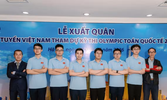 Từ trái qua phải: Thầy Nguyễn Chu Gia Vượng, các em: Phạm Đăng Nguyên, Hà Mạnh Hùng, Nguyễn Lê Nhật Nam, Nguyễn Đình Tùng, Trần Đại Thành Danh, Nguyễn Hoàng Phương và thầy Lê Bá Khánh Trình