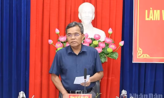 Đồng chí Hồ Văn Niên, Ủy viên Trung ương Đảng, Bí thư Tỉnh ủy Quảng Ngãi phát biểu kết luận buổi làm việc với Đảng ủy Sở Khoa học và Công nghệ.