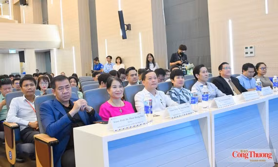 Đại biểu tham dự sự kiện.