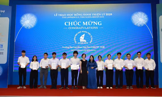 Sinh viên Trường đại học Khoa học Tự nhiên TP.HCM nhận học bổng Đinh Thiện Lý năm 2025 ẢNH: PHÚ MỸ HƯNG