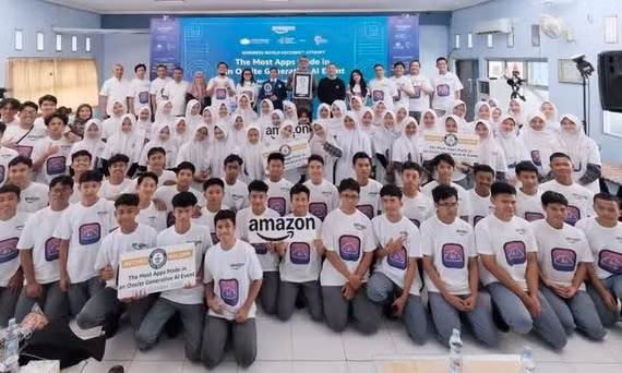 Hơn 2.000 học sinh tham gia lập kỷ lục GUINNESS WORLD RECORDS®. Ảnh: AWS