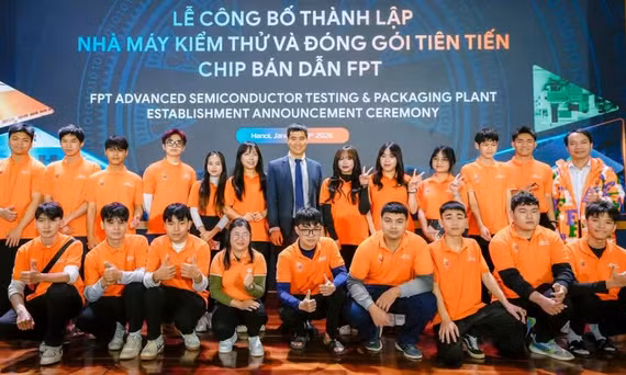 Hiệu trưởng Trường cao đẳng FPT Polytechnic Vũ Chí Thành cùng các sinh viên tham gia sự kiện về sản xuất chip bán dẫn
