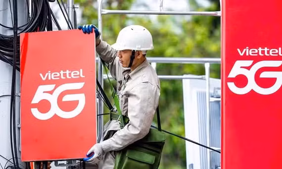 Kỹ thuật viên thi công các trạm phát sóng 5G.