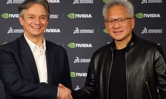 Pascal Daloz, Tổng Giám đốc điều hành Dassault Systèmes (trái) và ông Jensen Huang (phải), Nhà sáng lập kiêm Tổng Giám đốc điều hành NVIDIA ký hợp tác xây dựng kiến trúc AI công nghiệp.