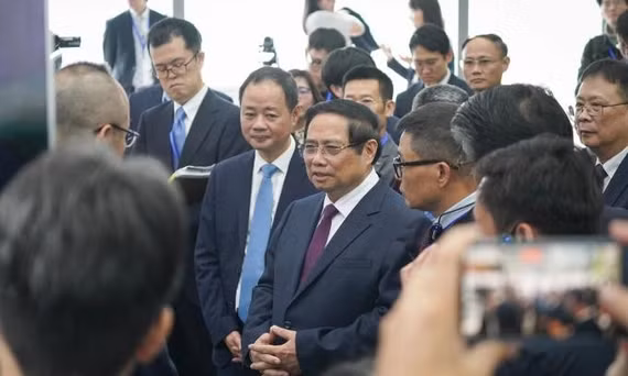 Thủ tướng Phạm Minh Chính cùng các đại biểu, nhà khoa học... tham quan triển lãm trong Diễn đàn tầm nhìn vũ trụ Việt Nam - Nhật Bản ngày 13/3. Ảnh: Lưu Quý.