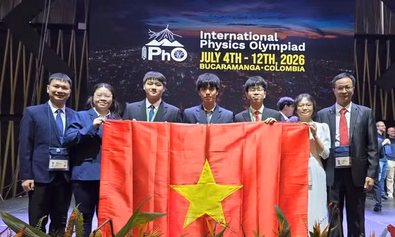 Đội tuyển quốc gia Việt Nam tham dự Olympic Vật lý quốc tế lần thứ 56. Từ trái sang: Phó Giáo sư, Tiến sĩ Đỗ Danh Bích (Trưởng đoàn), các học sinh: Vũ Nguyên Nguyên, Tạ Ngọc Minh, Nguyễn Nhật Minh, Lê Duy Khánh, Nguyễn Thị Bích Ngọc; Phó Giáo sư, Tiến sĩ Đặng Đức Vượng (Phó Trưởng đoàn).