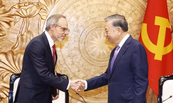 Tổng Bí thư, Chủ tịch nước Tô Lâm tiếp ông David Zapolsky, Phó Chủ tịch cấp cao, Giám đốc Pháp lý và Quan hệ Toàn cầu của tập đoàn Amazon - Ảnh: TTXVN
