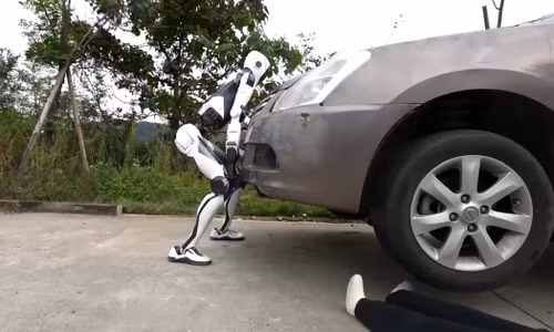 Robot H2-X đủ mạnh để nâng đầu ô tô nhằm giải cứu người bị mắc kẹt bên dưới (Ảnh cắt từ clip).