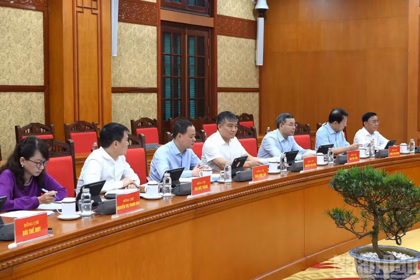 Các đồng chí lãnh đạo Đảng, Nhà nước và các đại biểu tham dự cuộc làm việc.