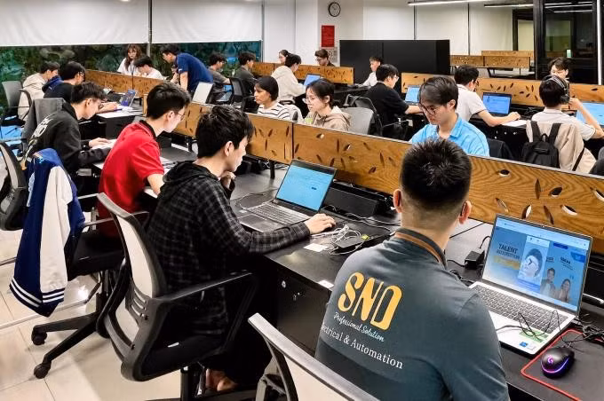 Sinh viên có thể tự đánh giá khả năng thích ứng với môi trường làm việc thực tế. Ảnh: FPT.