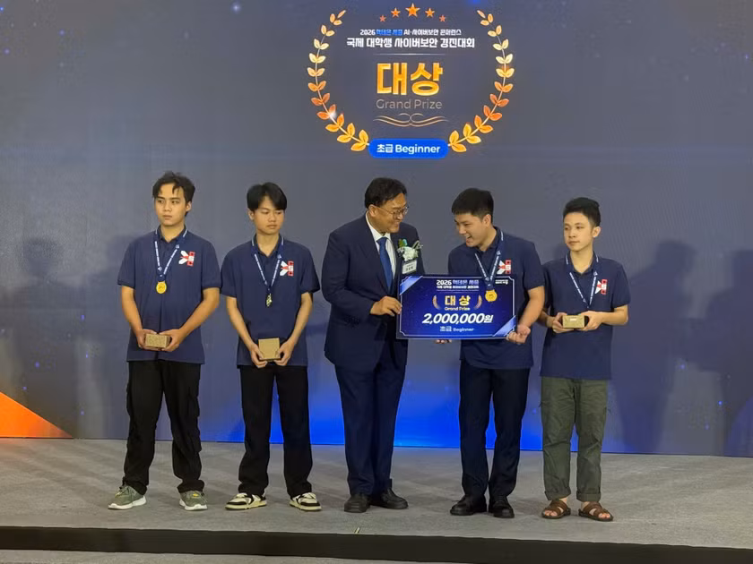 Đội CyberCh1ck nhận giải vô địch bảng B cuộc thi HackTheon Sejong 2026. Ảnh: NM