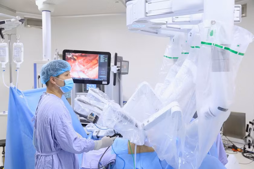 Bác sĩ sử dụng robot phẫu thuật ung thư cổ tử cung. Ảnh: Thái Hà