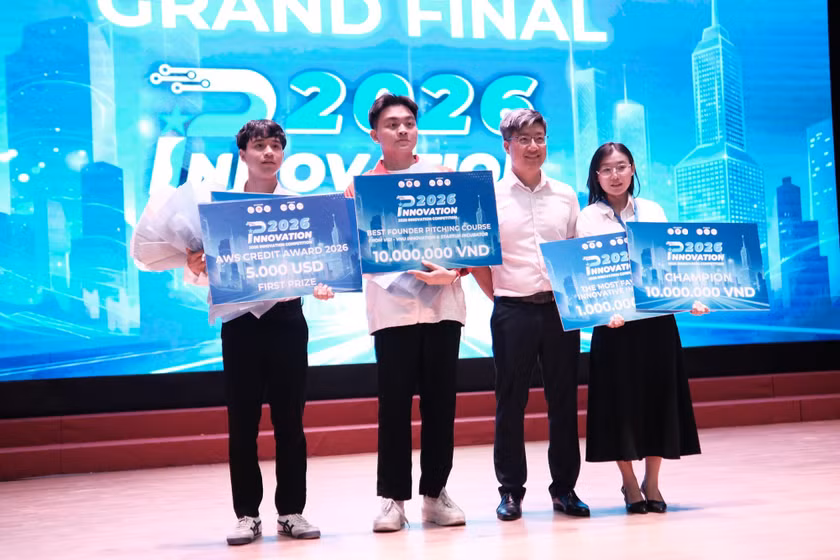 Ban Tổ chức trao giải Nhất cho đội Tri-force