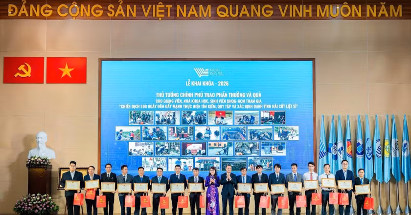 Thủ tướng Chính phủ trao phần thưởng và quà cho giảng viên, nhà khoa học, sinh viên Đại học Quốc gia TPHCM tham gia "Chiến dịch 500 ngày đêm đẩy mạnh thực hiện tìm kiếm, quy tập và xác định danh tính hài cốt liệt sĩ". Ảnh: BTC
