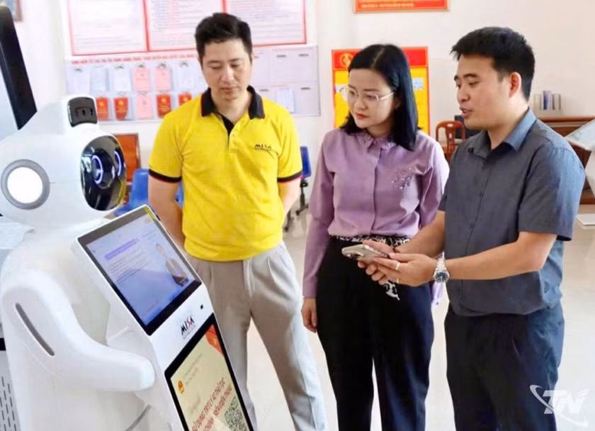 Robot lễ tân thông minh góp phần nâng cao chất lượng phục vụ người dân, doanh nghiệp tại xã Võ Nhai.